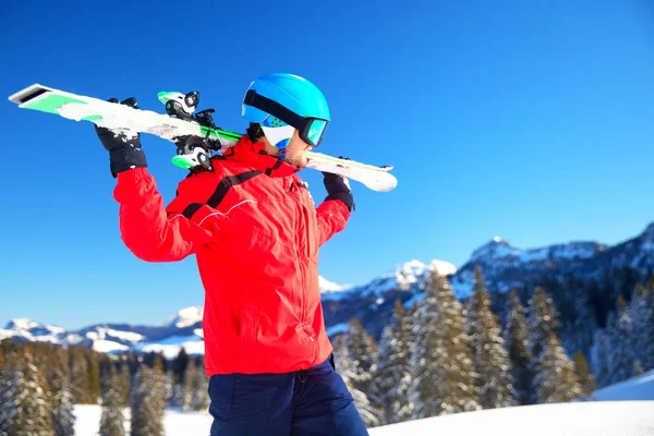 Νέους ελκυστικές Καυκάσιος σκιέρ με σκι σε Ελβετικές Άλπεις — Φωτογραφία Αρχείου