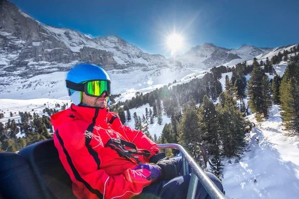 Jeune skieur sur téléski dans la célèbre station de ski des Alpes . — Photo