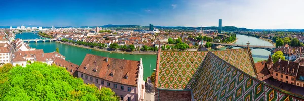 Centro storico di Basilea con la cattedrale di Munster e il fiume Reno — Foto Stock