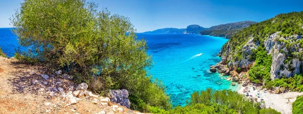 Csak fel a tengerparton található Cala Fuili beach — Stock Fotó