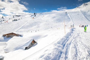Avusturya Alplerinde, Zillertal, Avusturya, Avrupa'nın taze kar tarafından hazırlanan yamaçlarında Kayak kişi kapalı 