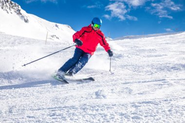 Taze yeni toz karda Tyrolian Alps, Zillertal, Avusturya ile hazırlanan yamaçta Kayak adam