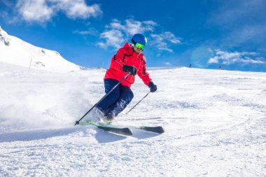 Taze yeni toz karda Tyrolian Alps, Zillertal, Avusturya ile hazırlanan yamaçta Kayak adam