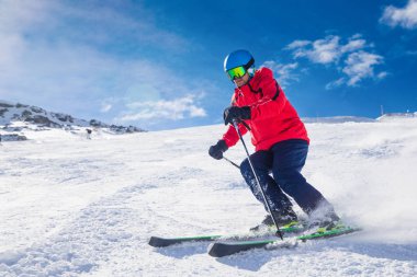 Taze yeni toz karda Tyrolian Alps, Zillertal, Avusturya ile hazırlanan yamaçta Kayak adam