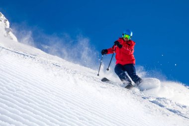Taze yeni toz karda Tyrolian Alps, Zillertal, Avusturya ile hazırlanan yamaçta Kayak adam