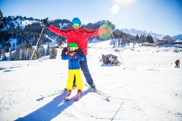 Liten Pojke Att Kul Med Sin Attraktiva Far Skidåkning Alperna — Stockfoto