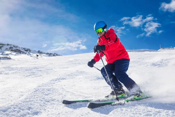 Taze yeni toz karda Tyrolian Alps, Zillertal, Avusturya ile hazırlanan yamaçta Kayak adam