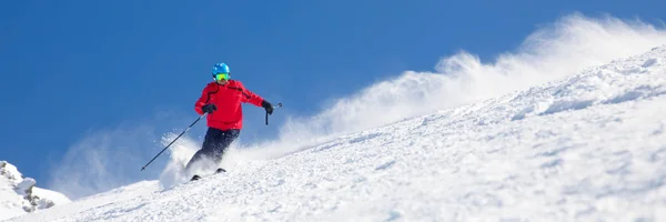 Homem Esquiando Encosta Preparada Com Neve Fresca — Fotografia de Stock