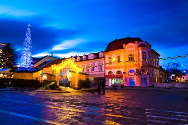 Poprad, Slovakya - Januar 2018 - St. Egidius Caddesi'nde gece Noel süslemeleri ve ışıklar, Poprad, Slovakya, Avrupa. 