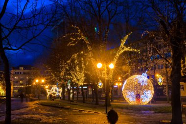 Poprad, Slovakya - Januar 2018 - St. Egidius Caddesi'nde gece Noel süslemeleri ve ışıklar, Poprad, Slovakya, Avrupa. 