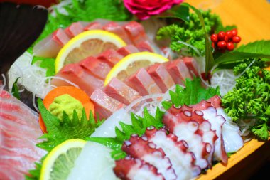 Japonya'da çiğ balık Sashimisliced ham fishslices