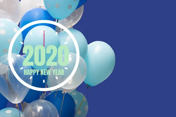2020 Yeni Yıl, mavi arkaplanda saat. 