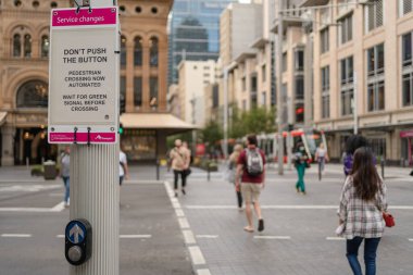 Sydney 'deki yaya geçidi için trafik ışığı butonuna basmayın. Güvenli bir şekilde karşıya geçmek için. Avusturalya; 23 / 3 / 2020