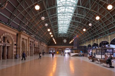 Sydney 'deki merkez tren istasyonu, Coperid 19 kuralları süresince boş. Avustralya: 28 / 3 / 2020