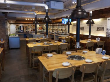 Coronavirus COVID-19 sırasında boş küçük yerel bir restoran.