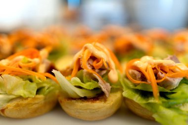 Beyaz tabakta taze kızarmış domuz burger.