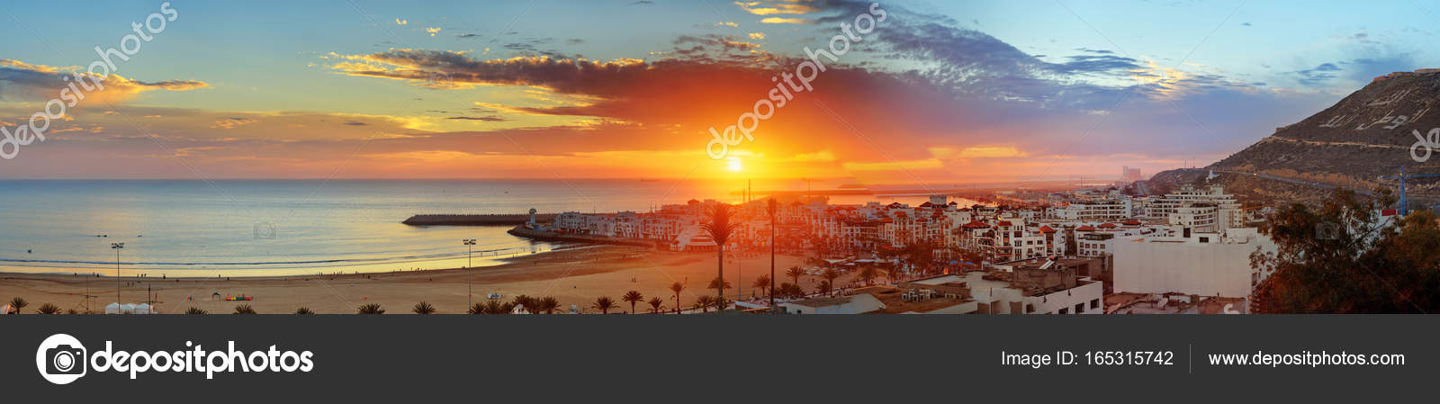 Plage à Agadir Ville Au Coucher Du Soleil Maroc