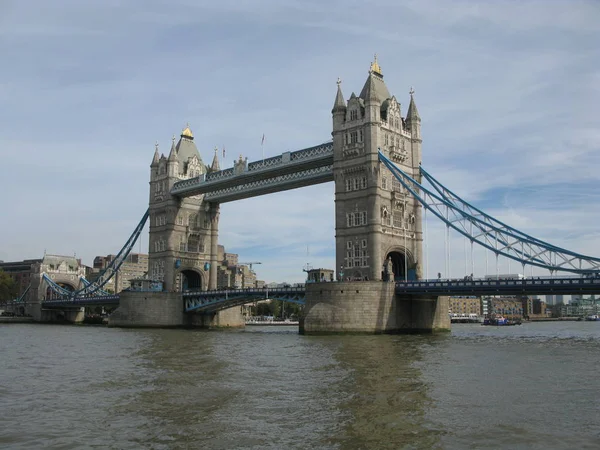 Вид на Тауэрский мост в Лондоне днем — стоковое фото