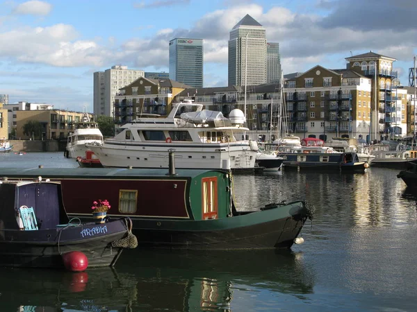 Bărci în Bazinul Limehouse, Londra, Anglia, Marea Britanie — Fotografie, imagine de stoc