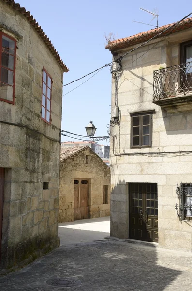 Cambados sokakta taş