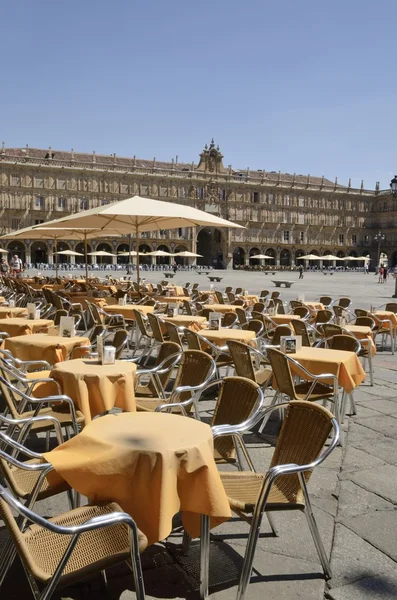 Столы и стулья на площади Плаза Лицензионные Стоковые Изображения