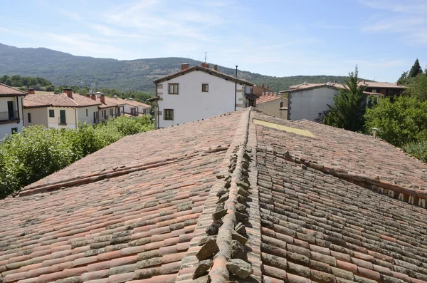 Telha telhado e casas tradicionais — Fotografia de Stock
