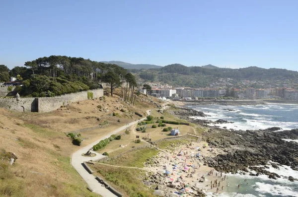 Crowded beach next to Monterreal Castle — Stock Photo, Image