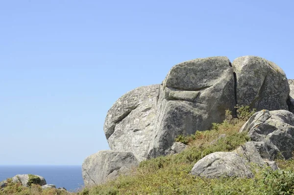 Grandi rocce vicino all'oceano — Foto Stock