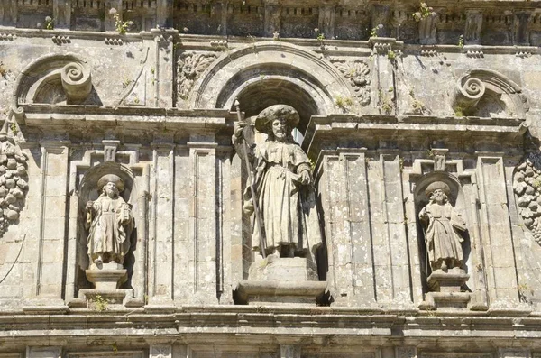 Esculturas do apóstolo santiago e dois discípulos — Fotografia de Stock