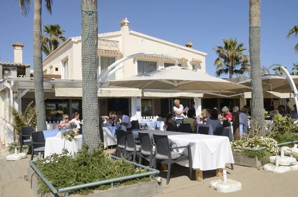 Personas en una terraza de restaurante de playa —  Fotos de Stock