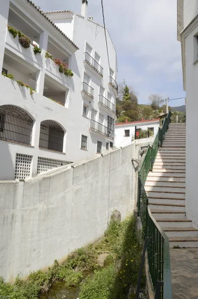 Merdiven beyaz sokak — Stok fotoğraf