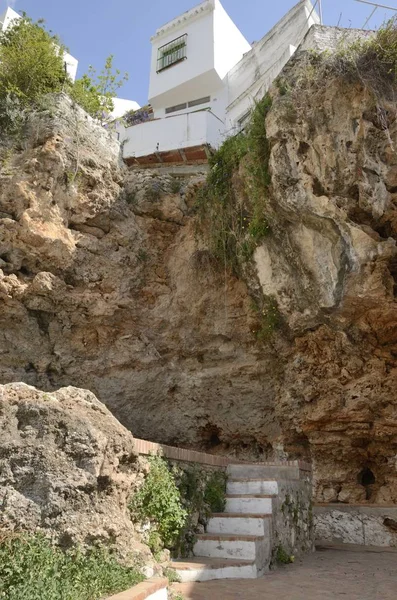 Дом, построенный над пещерой — стоковое фото