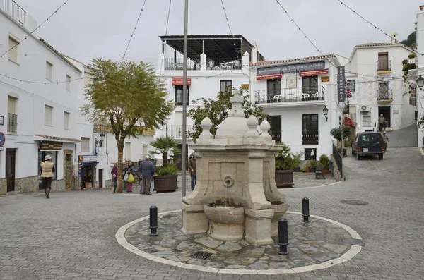 Brunnen auf dem Platz — Stockfoto