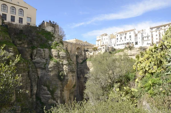 Casas blancas junto a Puente Nuevo — Foto de Stock