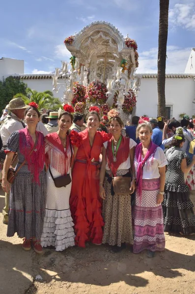 Hac El Rocio şekilde tipik elbiseler ile kadınlar — Stok fotoğraf