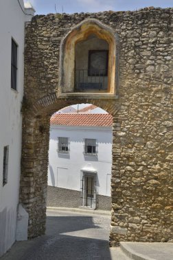 Bir taş kemer ile beyaz ev