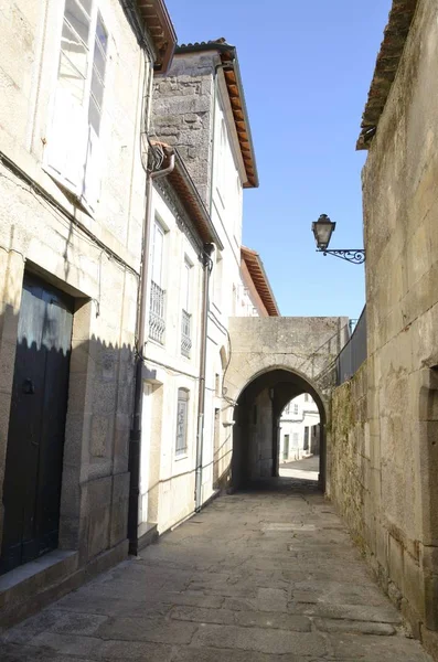 Pequeño arco en pintoresco callejón —  Fotos de Stock