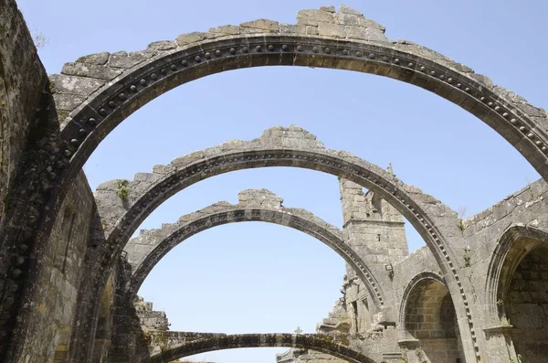 Arcos en las ruinas de la iglesia —  Fotos de Stock