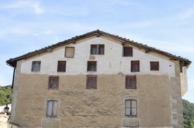 House ile ahşap pencere neredeyse harabeye 