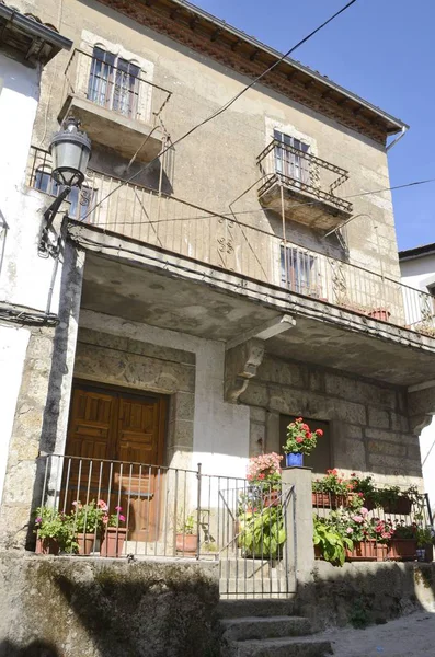 Balkonlu geleneksel ev