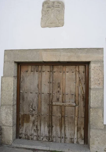 Wooden door in Candelario, — Stock Photo, Image