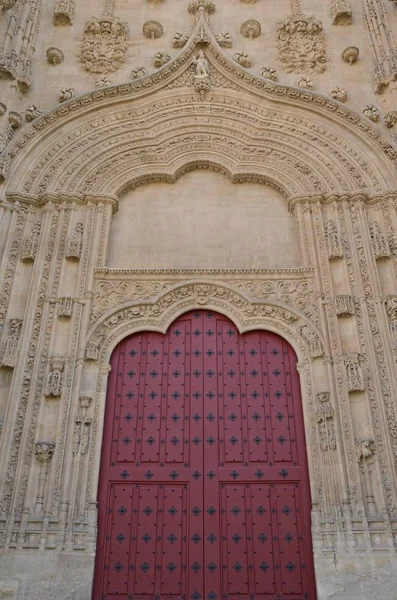 Porta vermelha na catedral de Salamanca — Fotografia de Stock