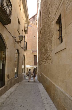 Şehrin tarihi kesiminde dar sokak 