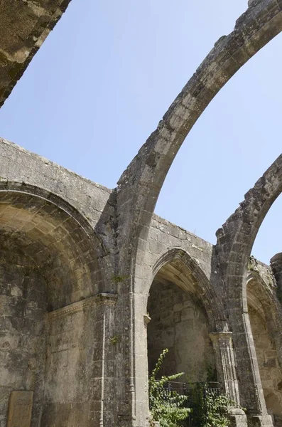 Arcs des vieilles ruines d'une église — Photo