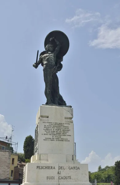 Memorial Monument in Peschiera — Stockfoto