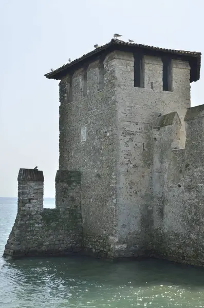 Torre di fortificazione portuale medievale — Foto Stock