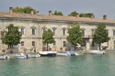 Tekneler nehrin Mincio Park 