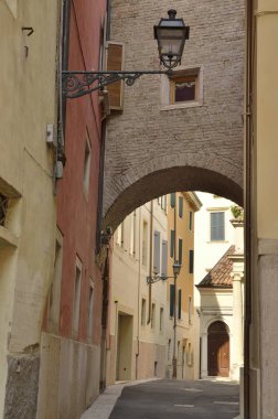 Tuğla kemer sokakta 