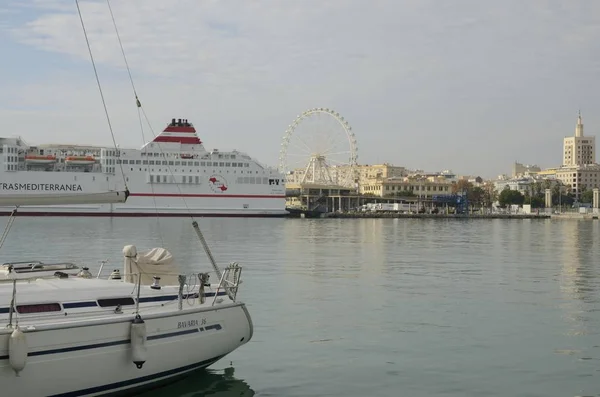 Crucero y una gran rueda —  Fotos de Stock