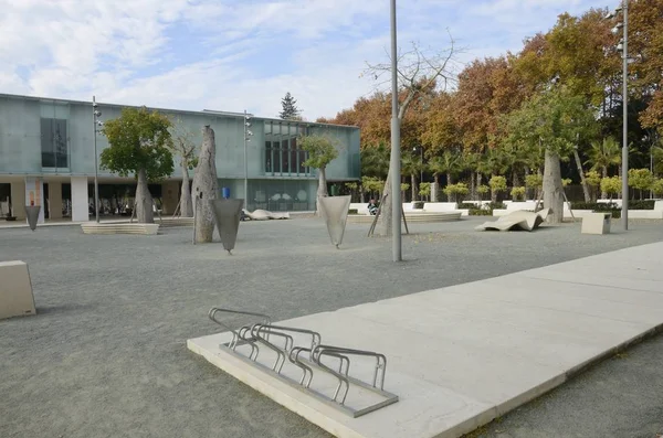 Bâtiment moderne sur la promenade du quai — Photo